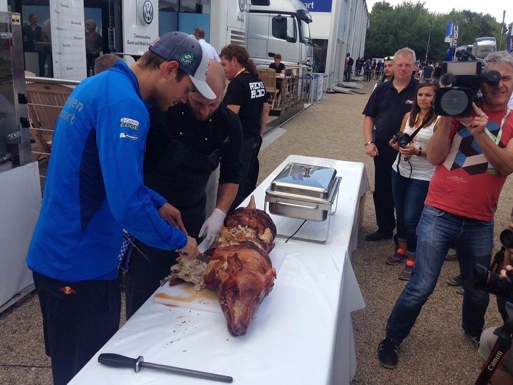 フォルクスワーゲンモータースポーツは毎年ドイツのイベントでバーベキューを行う。今回は僕も子豚の丸焼きをカットするお手伝いをしたよ。 
