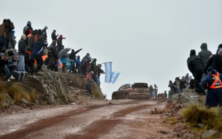 WRCアルゼンチン、水害被害者をラリーで激励