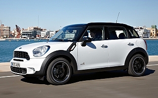 MINI WRCのベース車両、クロスオーバー本日発売