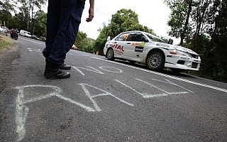 NO RALLY! にローブも困惑、新井敏弘車は被害〜WRCオーストラリア