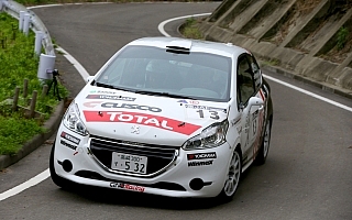 ラリプラ208 R2、デビュー戦でクラス2位表彰台を獲得！