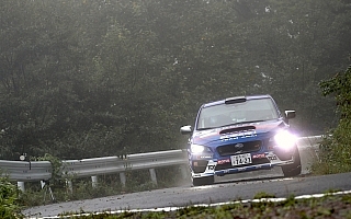 全日本ラリー モントレー：雨と霧に覆われた初日は新井敏弘が首位