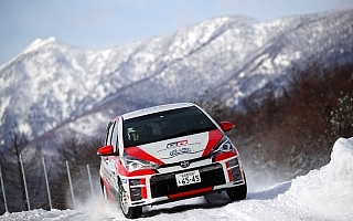 TGR Vitz CVT、新体制で臨んだ初挑戦のスノーラリーで2位表彰台