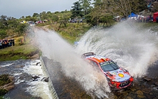 WRCアルゼンチン：2日目首位はティエリー・ヌービル。WRC2トップの勝田に不運