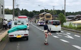 全日本ラリー丹後：競技中の選手たちがリエゾンで救護活動