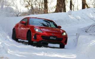 “0:100の4WD”。雪の中でBRZ、乗ってまいりました！