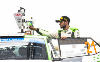 WRCサルディニアでWRC2部門優勝のニコライ・グリアジン、静寂の表彰式