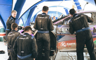 WRCサファリ：Mスポーツのグリーンスミスとフルモー、デイリタイア後に整備作業に参加