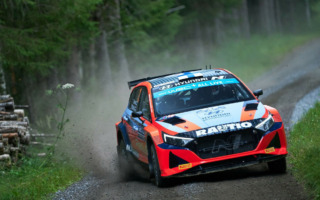 WRCフィンランド：WRC2トップのテーム・スニネンが失格、フロントバンパーの重量不足