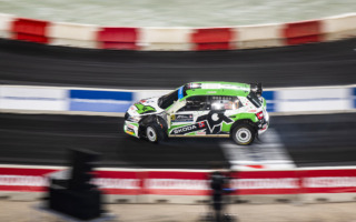 WRCアクロポリス：WRC2リーダーのアンドレアス・ミケルセンがクラッシュ、競技続行は不透明