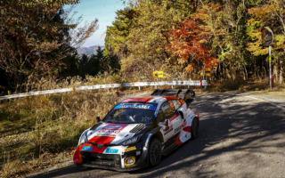 WRCジャパン：アクシデント続出、波乱の競技2日目を終えてトヨタのエルフィン・エバンスが首位、勝田貴元は5番手
