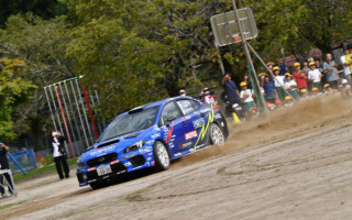 WRCジャパンの開催地周辺小学校で新井敏弘と槻島ももがラリー教室開催