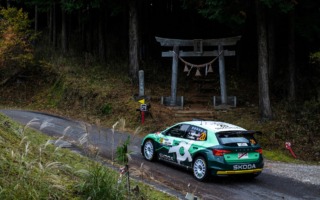 WRCジャパン：WRC2はアンドレアス・ミケルセンが首位を守って最終日へ