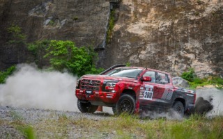 三菱が東京オートサロンに新型トライトンのAXCRテスト車両を展示、トークショーには田口勝彦も登場