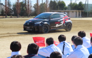 TGR-WRJが愛知県蒲郡市の中学校で特別教室を実施、全日本ラリーに参戦する新カラーも披露