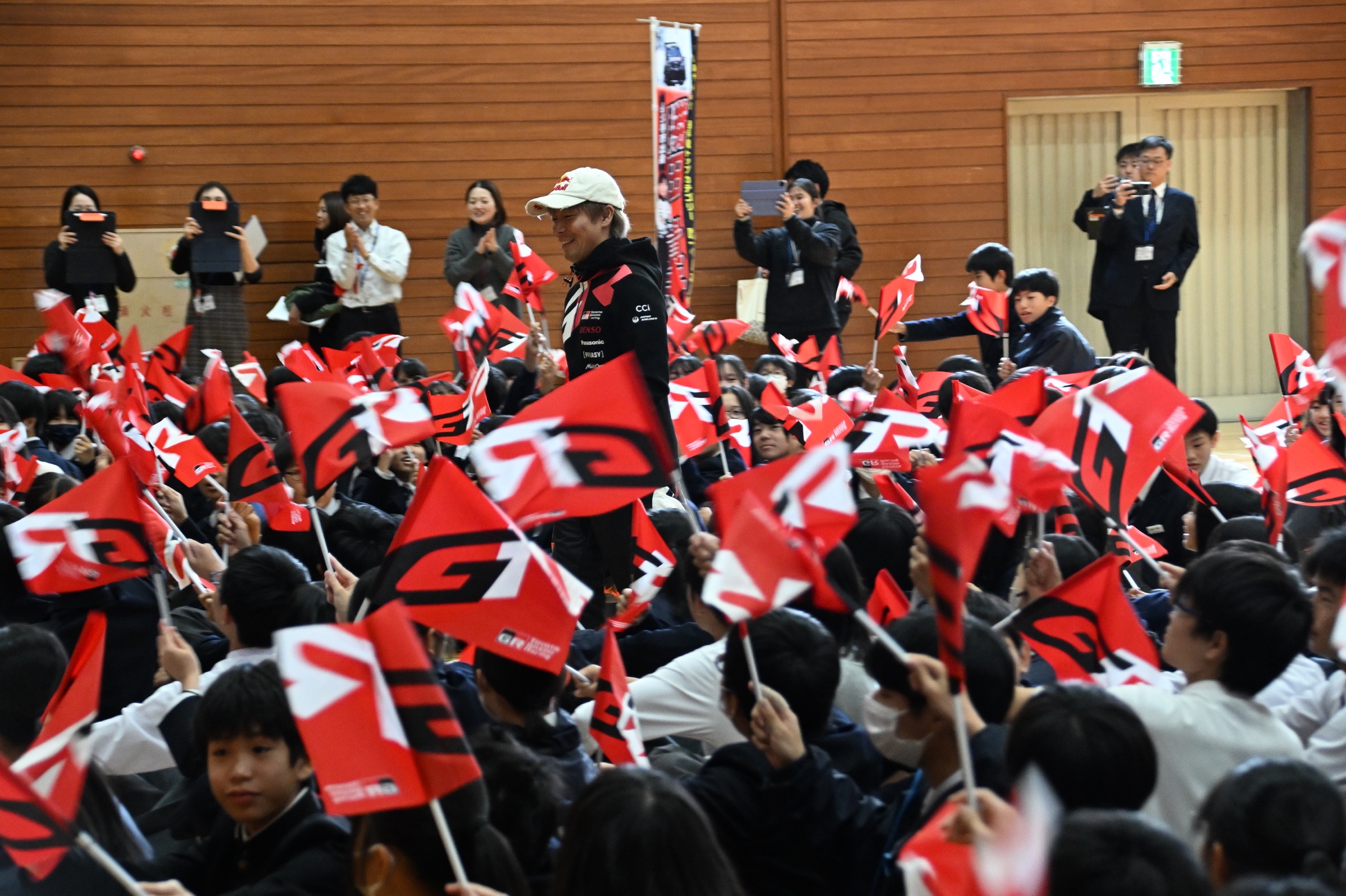 勝田貴元、母校で特別授業を実施。校庭でデモラン＆同乗走行も