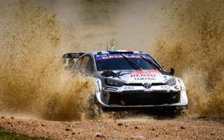 WRCサルディニア：初日を終えてセバスチャン・オジエとアドリアン・フルモーが僅差の首位争い、転倒の勝田貴元は7番手