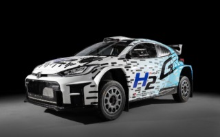 TGRがWRCフィンランドでGRヤリス・ラリー2 H2コンセプトを初公開。ユハ・カンクネンがデモ走行
