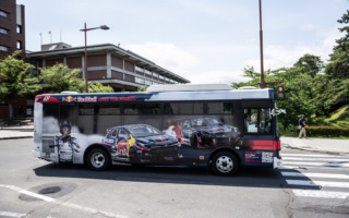 500万回再生を記念したレッドブル×ロバンペラのラッピングバスが青森・弘前で運行開始