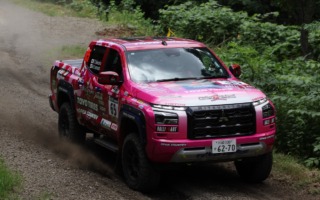 XCRラリーカムイ：2台の三菱トライトンが奮闘