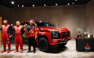 AXCR2025：チーム三菱ラリーアート、三菱自動車本社ショールームで優勝報告会を開催